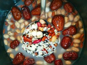 淘洗干净，放入锅内，加多些水，直至熬粘稠。熬的过程勤搅拌，防止糊锅。也可以用高压锅熬煮。