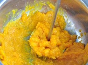 用工具压成泥状。