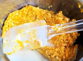 加入牛奶后拌匀，面糊静置3分钟，让燕麦吸收一下牛奶里的水分。