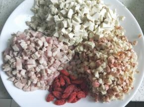 所有菜品都切成小丁