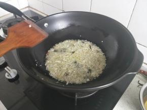 热锅入油先加入葱姜炒香