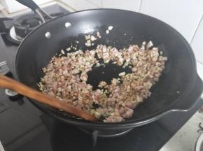 再加入肉翻炒