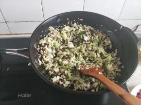 加入白菜和余下的菜品翻炒