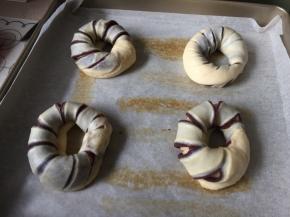 烤盘上铺上烘培纸或者刷上食用油防粘，放上面包面包间注意留一定空隙