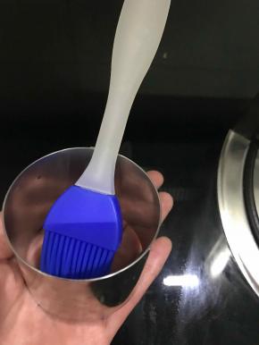 取慕斯圈一个，内壁抹少许食用油