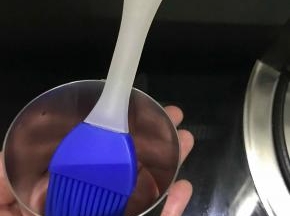 取慕斯圈一个，内壁抹少许食用油