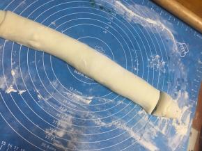 卷起来，切，忘记拍蒸锅了，蒸锅放热水，将花卷放入，盖盖子发酵约45分钟，发酵到约二倍大后，开始蒸，水开后再蒸十分钟