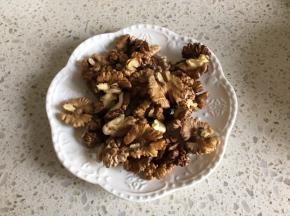 核桃仁先入烤箱上下火170度，烤10分钟，将核桃仁烤香