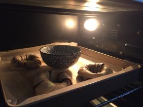 将面包送入烤箱，准备一碗热水一起送入烤箱