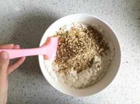 倒入核桃仁碎