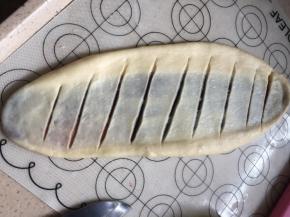 用锋利的刀在牛舌面片上划出斜线