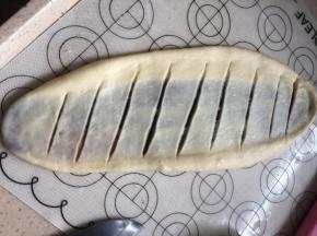 用锋利的刀在牛舌面片上划出斜线