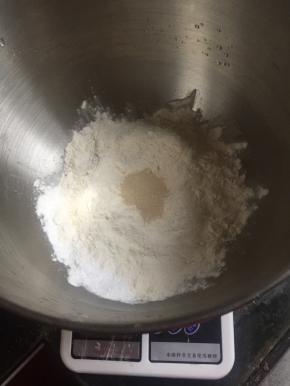 将材料按水，糖，面粉，干酵母放中间，泡打粉放四周的顺序放入厨师机桶