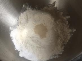 将材料按水，糖，面粉，干酵母放中间，泡打粉放四周的顺序放入厨师机桶