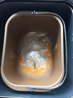 面包机内倒入打散的鸡蛋液和牛奶，再倒入面包材料除了黄油和耐糖酵母以外的全部原料