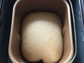 放在温暖的地方发酵50分钟至面团两倍大