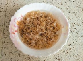 扇贝边用温水浸泡15分钟