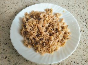 沥干水分，有杂质的挑出来