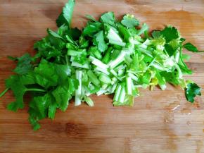 芹菜洗净切碎