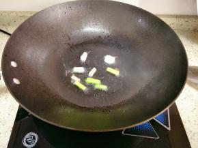 热锅倒油，下入葱头爆香