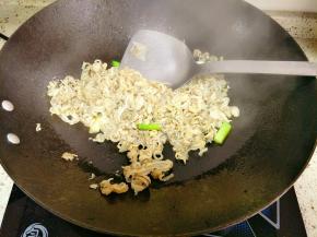 加入扇贝边翻炒