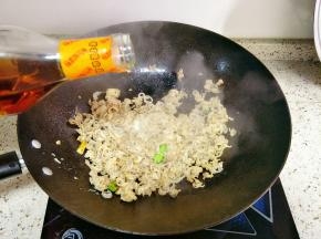 烹入料酒翻炒