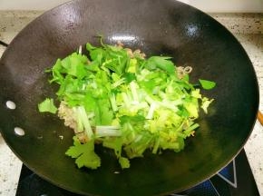 加入芹菜翻炒