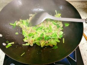 加入少许味精炒匀出锅