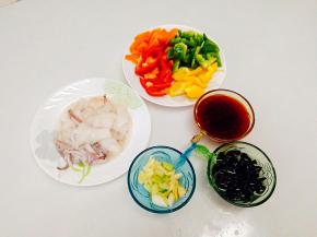 食材准备好，先将鱿鱼花刀切法（鱿鱼洗净去皮切开，先斜切再横切，不能切断哦再切小个即可）