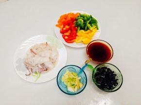 食材准备好，先将鱿鱼花刀切法（鱿鱼洗净去皮切开，先斜切再横切，不能切断哦再切小个即可）