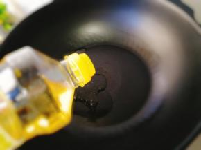 锅里倒入少量的油，少量更健康哦，