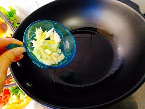 加入葱姜蒜炒出香味