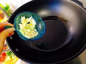加入葱姜蒜炒出香味