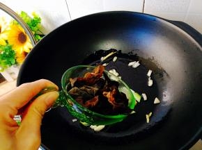 倒入木耳翻炒1分钟即可