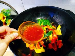 加入调汁，翻炒均匀其之入味