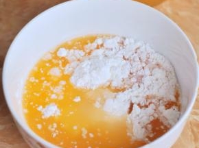 糯米粉、玉米淀粉、糖、芒果汁混合。