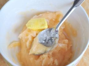 用微波炉加热2分钟，取出搅拌均匀，再加热1分钟，直到面糊内部也熟透，晾到不烫手时，加入黄油揉光滑。