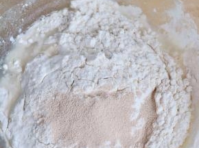 将面包的配料，除黄油外全部放入搅拌缸中，和成面团。