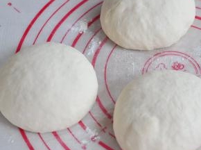 将面团分成三份，滚圆后静置15分钟。