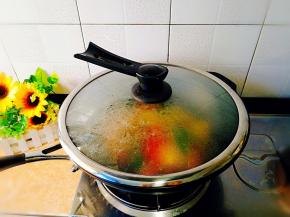 盖上锅盖小焖不到1分钟，收汁即可出锅，