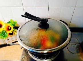 盖上锅盖小焖不到1分钟，收汁即可出锅，