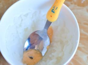 中午吃饭专门留了一块米饭，这个不方便可以省略。米饭里加入千岛酱拌匀。