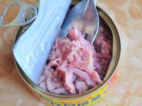 打开金枪鱼罐头，沥掉里面的水油。