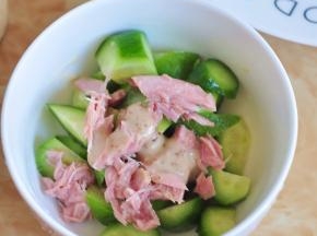 黄瓜切成滚刀块，加入金枪鱼肉，加入沙拉汁拌匀。