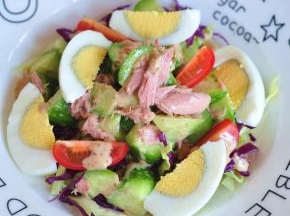 最后将事先煮熟的鸡蛋切瓣，放入沙拉中，表面再淋些沙拉汁。吃的时候整体拌匀即可。