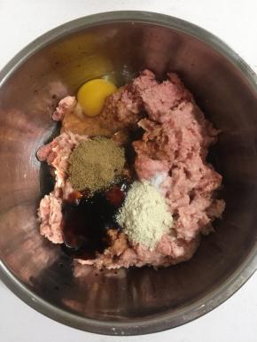 肉糜中加入料酒，蚝油，鸡蛋，生抽，盐，鸡粉，肉馅调料，香油。