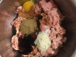 肉糜中加入料酒，蚝油，鸡蛋，生抽，盐，鸡粉，肉馅调料，香油。