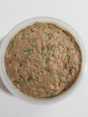 最后加入适量的葱花搅拌均匀，肉馅儿就完成了。