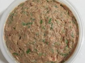 最后加入适量的葱花搅拌均匀，肉馅儿就完成了。