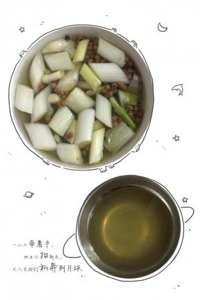 蒜瓣稍微拍一下，生姜切片，花椒，葱白切成段，加入适量的沸水，激出味道来。晾凉后过滤出葱姜花椒水备用。